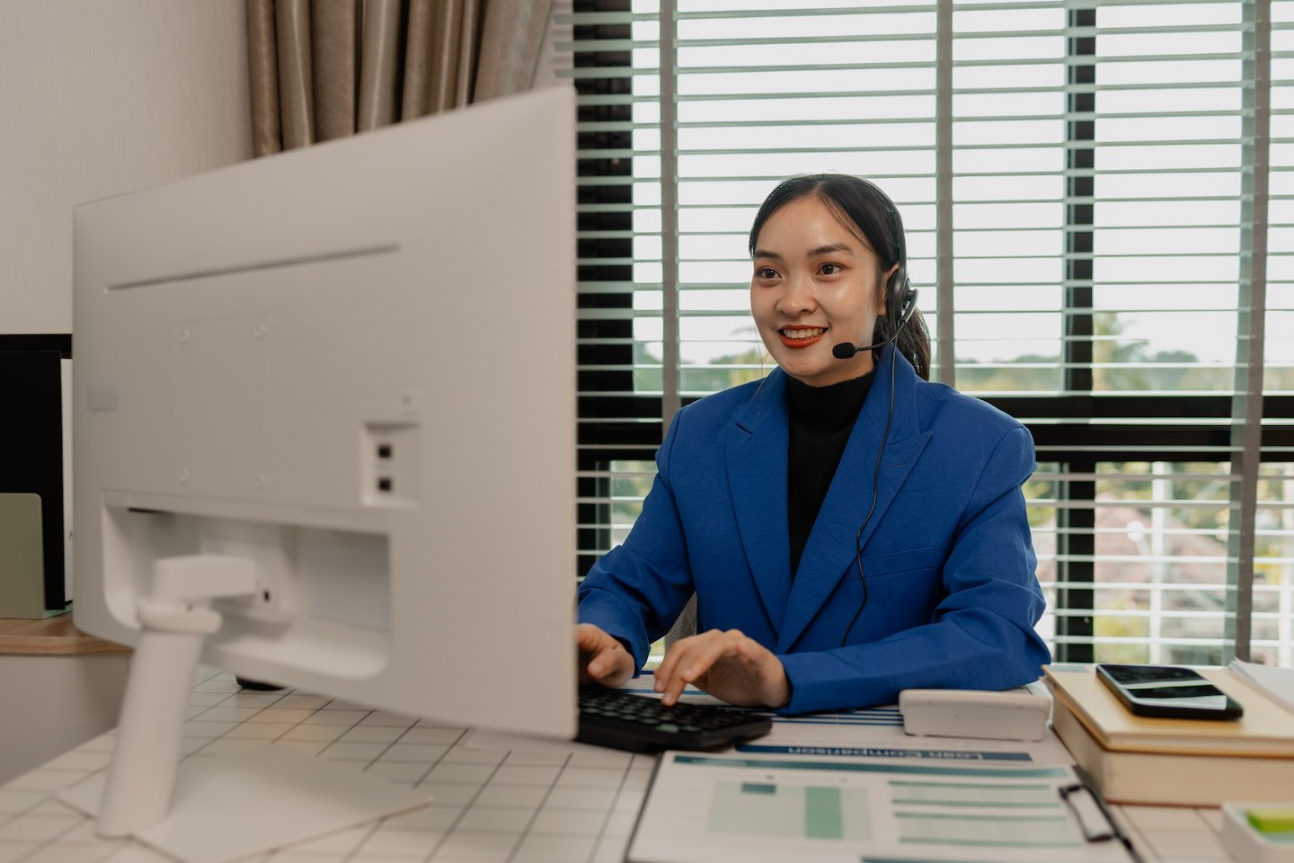 Home happy smiling woman working in call center call c kbdpe5l